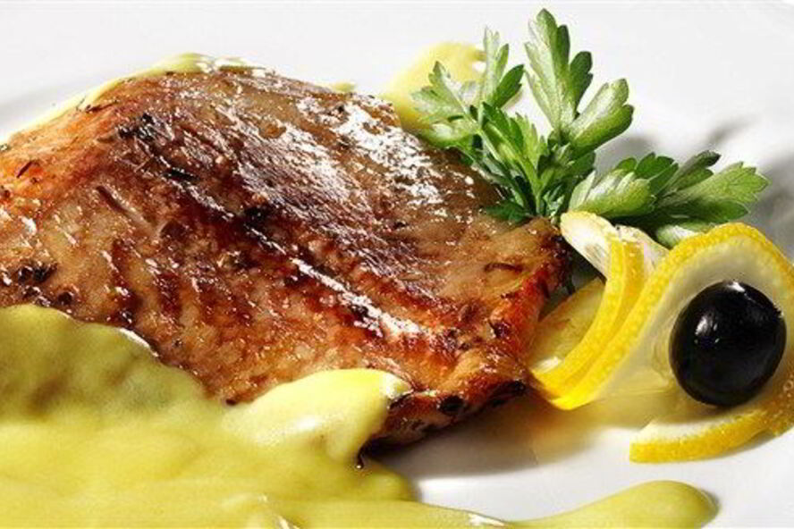 Рецепт стейков из лосося на гриле с травяным соусом из мяты и базилика