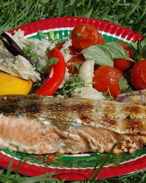 Стейки из семги на гриле с чесноком и помидорами