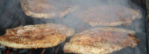 стейки из свиной корейки в сухом маринаде на решетке на мангале. Шаг 4