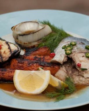 Стейки из толстолобика с печеной морковью и овощами гриль