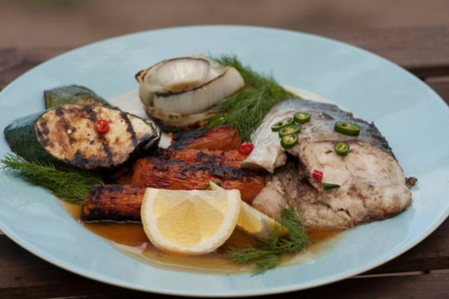 Рецепт стейков из толстолобика с печеной морковью и овощами гриль