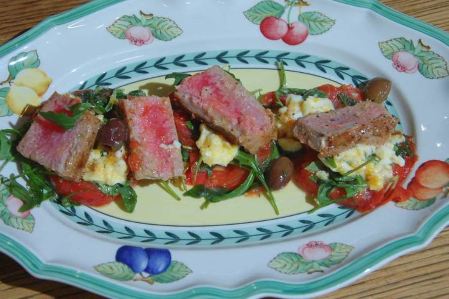 Рецепт стейков из тунца с помидорами, яйцами и руколой