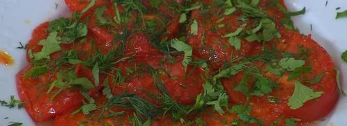 стейки из тунца с помидорами, яйцами и руколой. Шаг 4