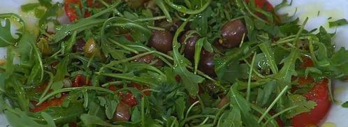 стейки из тунца с помидорами, яйцами и руколой. Шаг 8