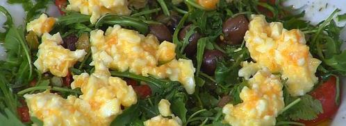 стейки из тунца с помидорами, яйцами и руколой. Шаг 9