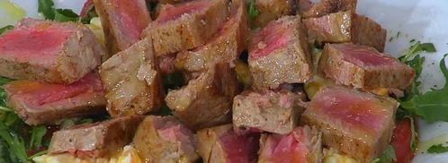 стейки из тунца с помидорами, яйцами и руколой. Шаг 10