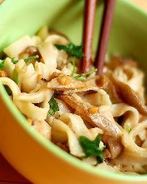 Тайская лапша с грибами и арахисом