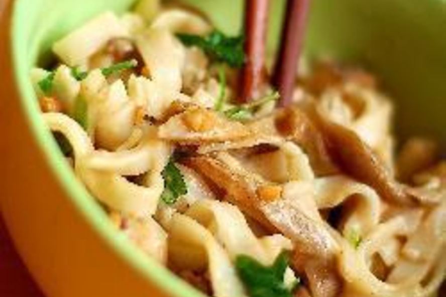 Рецепт тайской лапши с грибами и арахисом
