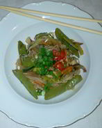 Тайская рисовая лапша с курицей и овощами