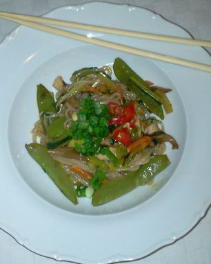 Тайская рисовая лапша с курицей и овощами