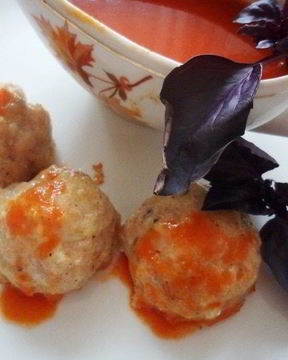 Куриные тефтели с базиликом и томатным соусом