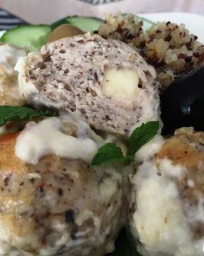 Куриные тефтели с сюрпризом в сливочном соусе