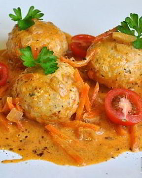 Куриные тефтели в сметанно-томатном соусе