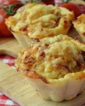 Куриные тефтельки в картофельных корзиночках с сыром