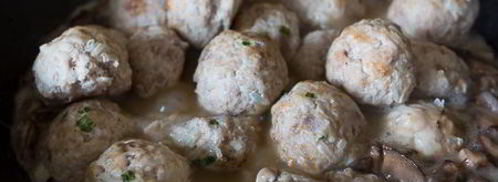 нежные тефтели в грибном соусе. Шаг 11