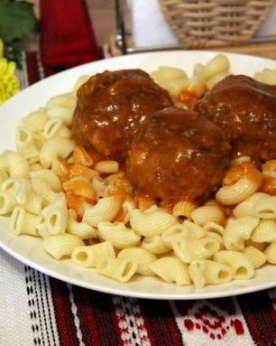 Тефтели из говядины с рисом в соусе из овощного сока