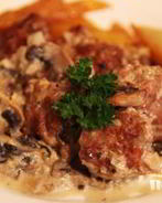 Тефтели с грибным соусом и картофелем по-деревенски