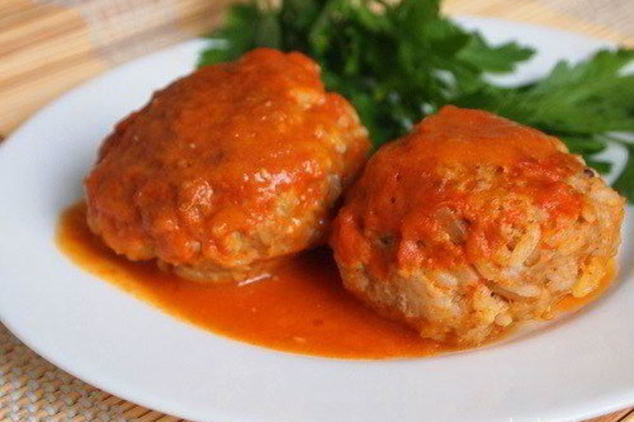 Рецепт тефтелей с рисом в овощном соусе