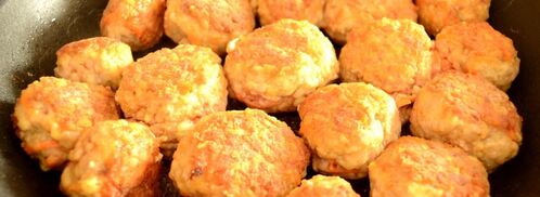 тефтели в сметанно томатном соусе на сковороде. Шаг 6