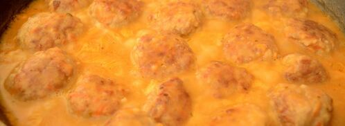 тефтели в сметанно томатном соусе на сковороде. Шаг 8