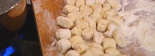 ленивые вареники с клубникой и базиликом. Шаг 5