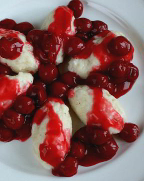 Ленивые вареники с вишневым соусом