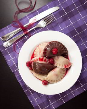 Постные вареники с вишней, шоколадом и вишневым соусом