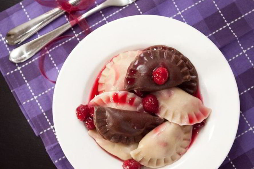 Рецепт постных вареников с вишней, шоколадом и вишневым соусом