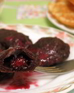 Шоколадные вареники с ягодами