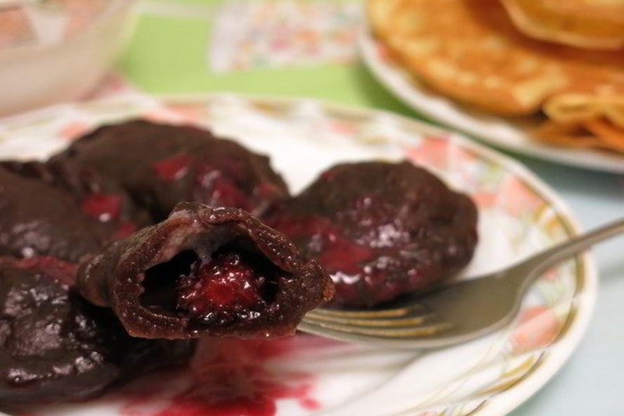 Рецепт шоколадных вареников с ягодами