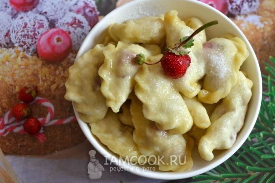 Рецепт вареников с клубникой на кефире