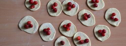 вареники с клубникой на кефире. Шаг 8