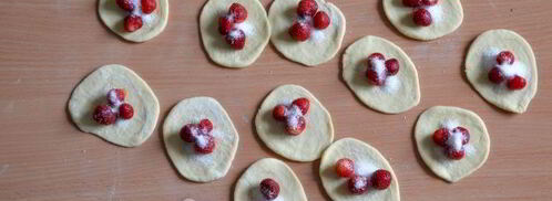 вареники с клубникой на кефире. Шаг 9