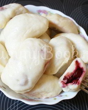 Вареники с вишнями в мультиварке на пару