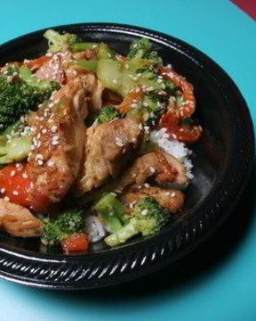 Пикантное жаркое из курицы по-китайски с брокколи, перцем и огурцом