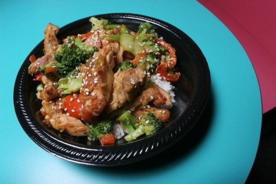 Рецепт пикантного жаркого из курицы по-китайски с брокколи, перцем и огурцом