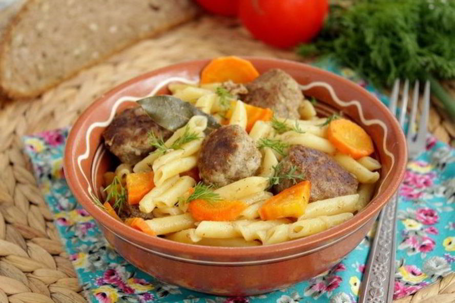 Рецепт жаркого с фрикадельками и макаронами