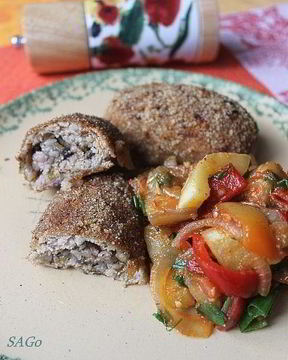 Куриные зразы с грибами и гречкой и овощное соте на гарнир