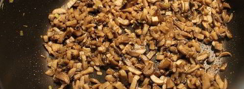 куриные зразы с грибами и гречкой и овощное соте на гарнир. Шаг 4