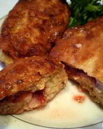 Мясные зразы с клубникой и сыром фета