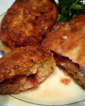 Мясные зразы с клубникой и сыром фета