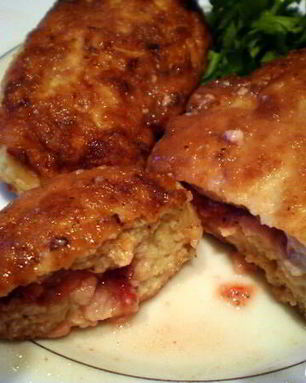 Мясные зразы с клубникой и сыром фета