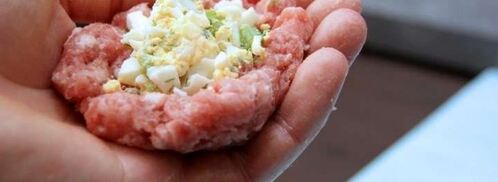 мясные зразы с яйцом и луком. Шаг 6