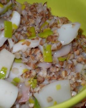 Гречка с кальмарами и луком-пореем в горшочке