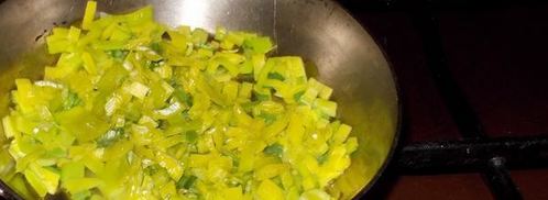 гречка с кальмарами и луком-пореем в горшочке. Шаг 4