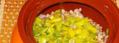 гречка с кальмарами и луком-пореем в горшочке. Шаг 6