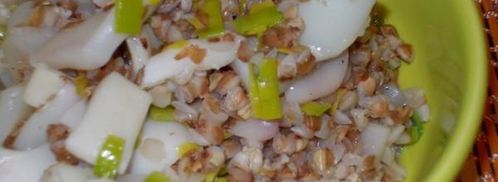 гречка с кальмарами и луком-пореем в горшочке. Шаг 8