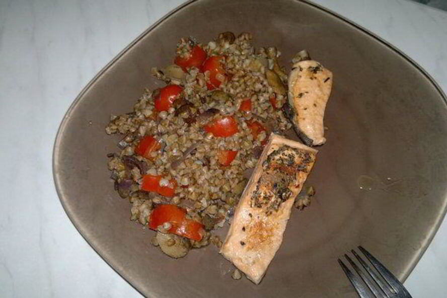 Рецепт гречки с овощами, грибами и форель в собственном соку