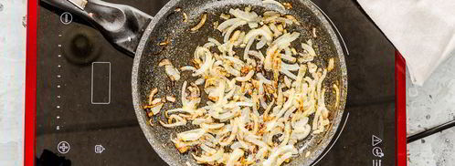 гречка с жареным луком и свежим огурцом. Шаг 2