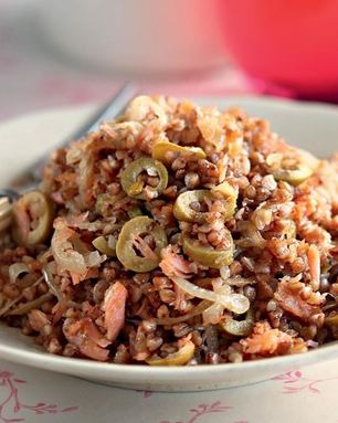 Гречневая каша с лососем и оливковым маслом